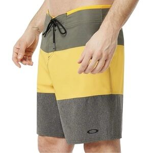 Oakley Men’s Yellow and Gray Board Shorts